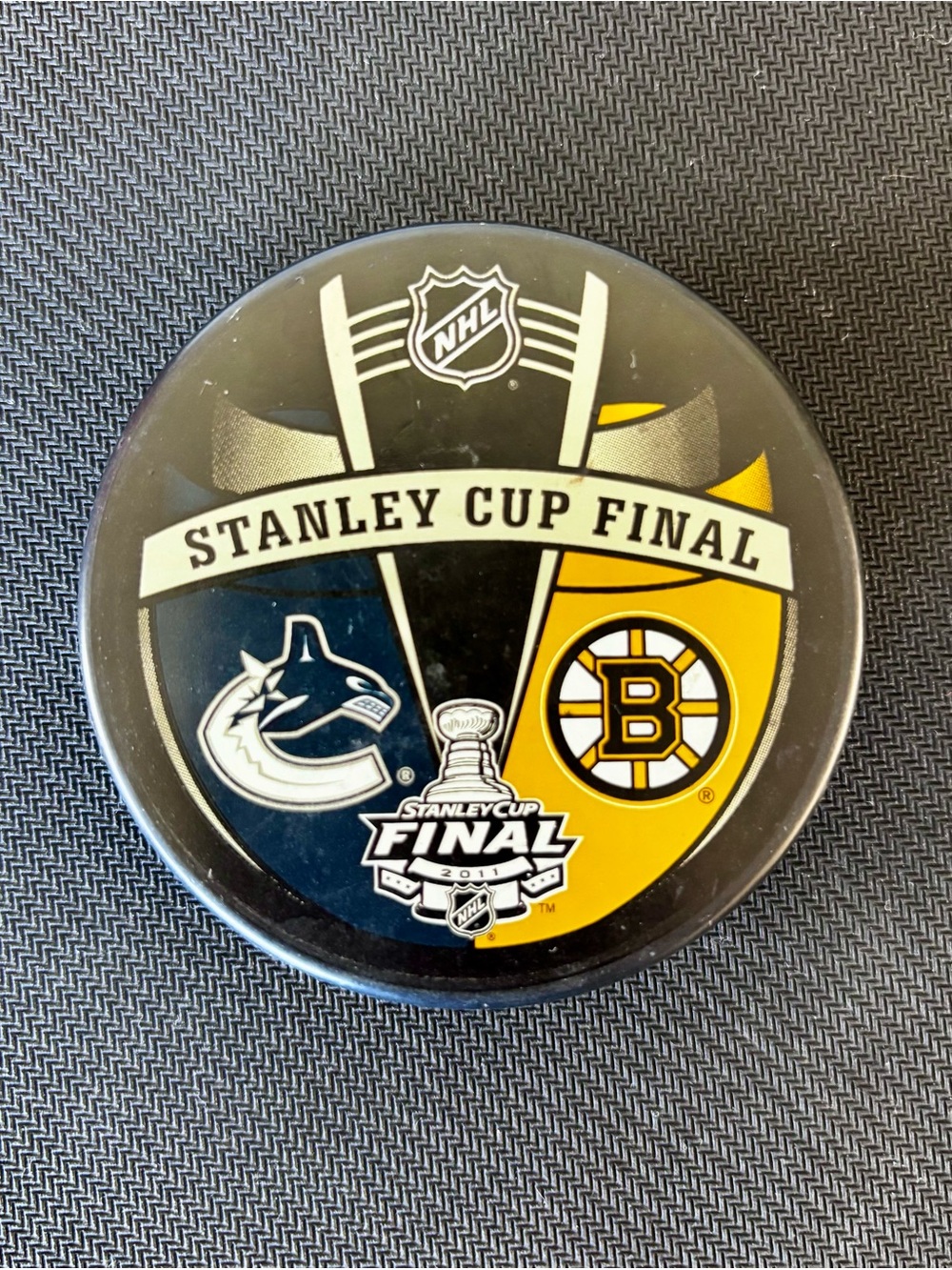 NHL 2011 Stanley Cup Final Official Licensed Hockey Puck Canucks Bruins